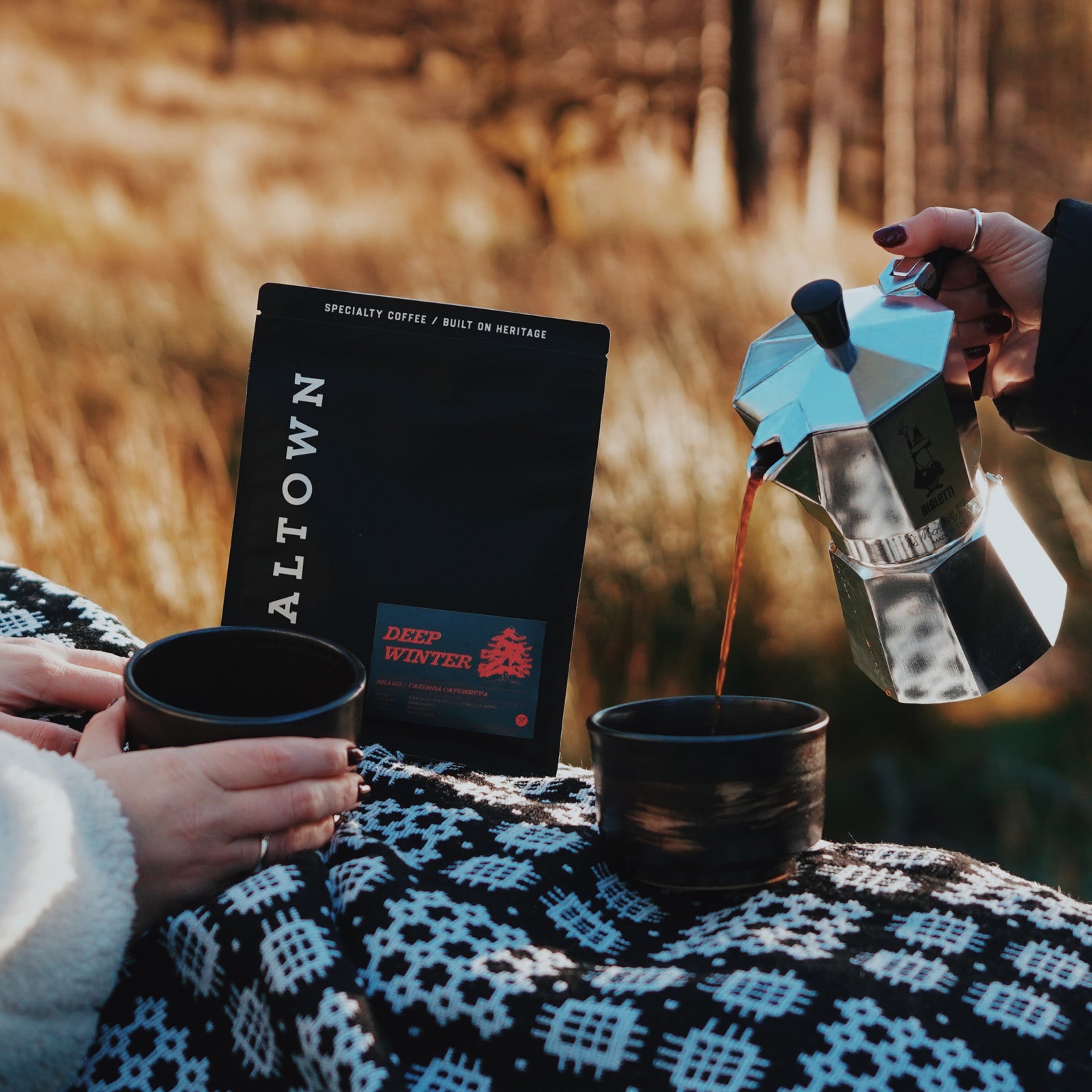 Deep Winter Seasonal Coffee Single Origin Christmas 200g Bag Coffee Pouring Woods